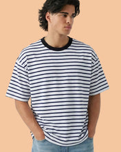 Cargar imagen en el visor de la galería, camiseta-blanca-a-rayas-negras-modelo-hombre