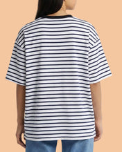 Cargar imagen en el visor de la galería, camiseta-blanca-a-rayas-negras-modelo-mujer-espalada