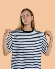 Cargar imagen en el visor de la galería, camiseta-blanca-a-rayas-negras-modelo-mujer