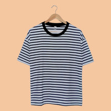Cargar imagen en el visor de la galería, camiseta_blanca_de_rayas_negras