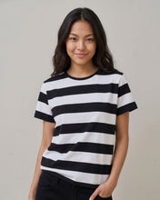 Cargar imagen en el visor de la galería, camiseta de rayas negras y blancas - 5 cm - modelo mujer