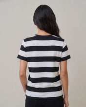 Cargar imagen en el visor de la galería, camiseta de rayas negras y blancas - 5 cm - modelo mujer espalda
