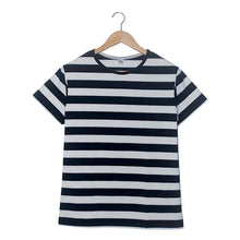 Cargar imagen en el visor de la galería, camiseta_de_rayas_negras_y_blancas