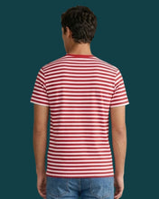 Cargar imagen en el visor de la galería, camiseta de rayas rojas y blancas - 1 cm - modelo hombre espalda