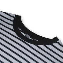 Cargar imagen en el visor de la galería, cuello_camiseta_blanca_de_rayas_negras