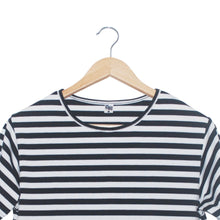 Cargar imagen en el visor de la galería, Camiseta de Rayas Negras y Blancas (Cuello)