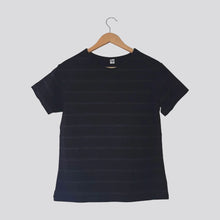 Cargar imagen en el visor de la galería, Camiseta Negra con Lineas Blancas