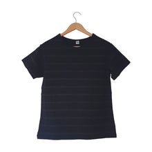 Cargar imagen en el visor de la galería, Camiseta Negra con Líneas Blancas