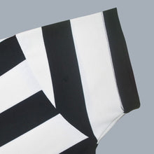 Cargar imagen en el visor de la galería, Camiseta de Rayas Negras y Blancas
