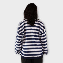 Cargar imagen en el visor de la galería, Buzo Oversize de Rayas Azules Oscuras y Blancas - Mujer Espalda
