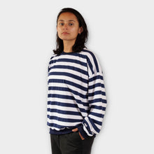 Cargar imagen en el visor de la galería, Buzo Oversize de Rayas Azules Oscuras y Blancas - Mujer de lado
