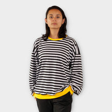Cargar imagen en el visor de la galería, Buzo Oversize de Rayas Negras y Blancas Unisex
