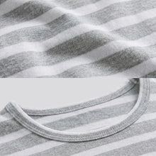 Cargar imagen en el visor de la galería, Buzo de Rayas Grises y Blancas Cuello
