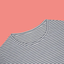 Cargar imagen en el visor de la galería, Buzo de rayas Negras y Blancas para Hombre - Rayas Delgadas - Cuello
