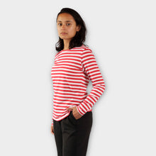Cargar imagen en el visor de la galería, Buzo de rayas Rojas y Blancas para Mujer de lado
