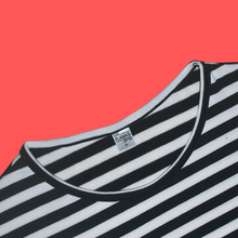 Cargar imagen en el visor de la galería, Buzo de rayas negras y blancas para mujer - 1 cm - cuello
