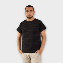Cargar imagen en el visor de la galería, Camiseta Negra con Líneas Blancas para hombre
