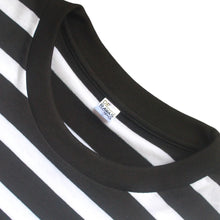 Cargar imagen en el visor de la galería, Camiseta Negra de Rayas Blancas Oversize Cuello
