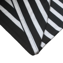 Cargar imagen en el visor de la galería, Camiseta Negra de Rayas Blancas Oversize Dobladillo
