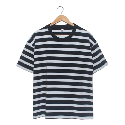 Camiseta Negra de Rayas Blancas Oversize Frente