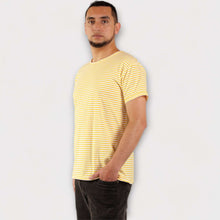 Cargar imagen en el visor de la galería, Camiseta de Rayas Amarillas y Blancas para Hombre de lado
