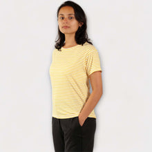 Cargar imagen en el visor de la galería, Camiseta de Rayas Amarillas y Blancas para mujer de lado

