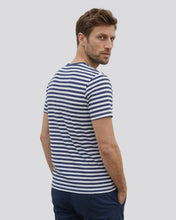 Cargar imagen en el visor de la galería, Camiseta de Rayas Azules y Blancas Hombre Espalda

