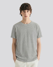 Cargar imagen en el visor de la galería, Camiseta de Rayas Blancas y Negras Delgadas (Hombre)
