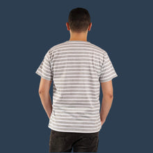Cargar imagen en el visor de la galería, Camiseta de Rayas Grises y Blancas para Hombre (Espalda)
