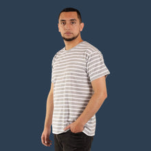 Cargar imagen en el visor de la galería, Camiseta de Rayas Grises y Blancas para Hombre (Lado)
