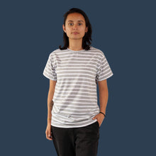 Cargar imagen en el visor de la galería, Camiseta de Rayas Grises y Blancas para Mujer (Frente)
