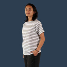 Cargar imagen en el visor de la galería, Camiseta de Rayas Grises y Blancas para Mujer (Lado)
