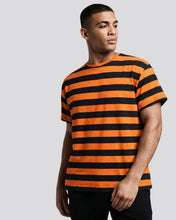 Cargar imagen en el visor de la galería, Camiseta de Rayas Negras con Naranjas Hombre
