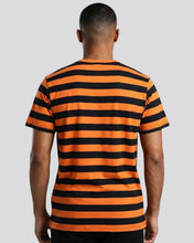 Cargar imagen en el visor de la galería, Camiseta de Rayas Negras con Naranjas Hombre Espalda
