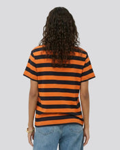 Cargar imagen en el visor de la galería, Camiseta de Rayas Negras con Naranjas Mujer Espalda
