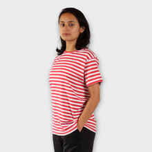 Cargar imagen en el visor de la galería, Camiseta de Rayas Rojas y Blancas para hombre de lado
