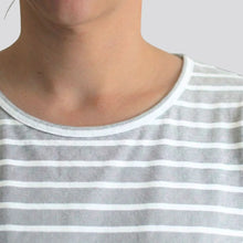 Cargar imagen en el visor de la galería, Camiseta de rayas grises (cuello)
