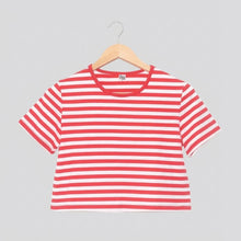 Cargar imagen en el visor de la galería, Crop_Top_de_Rayas_Rojas_y_Blancas
