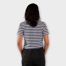 Cargar imagen en el visor de la galería, Crop Top de Rayas Azules con Blanco de espalda
