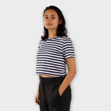 Cargar imagen en el visor de la galería, Crop Top de Rayas Azules con Blanco de Lado
