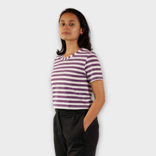 Cargar imagen en el visor de la galería, Crop Top de Rayas Moradas y Blancas de lado
