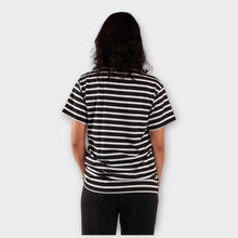 Cargar imagen en el visor de la galería, Camiseta Negra de Rayas Blancas para Mujer (Espalda)
