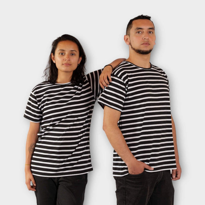 Camiseta Negra de Rayas Blancas para Hombre y Mujer