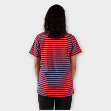 Cargar imagen en el visor de la galería, Camiseta de Rayas Rojas con Azul Oscuro para  Mujer - De espalda
