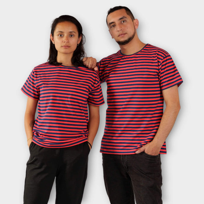 Camiseta de Rayas Rojas con Azul Oscuro para Hombre y Mujer.