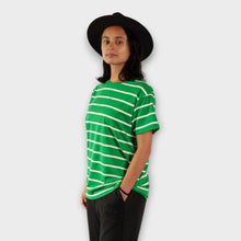 Cargar imagen en el visor de la galería, Camiseta Verde con Rayas Blancas para Mujer (Lado)
