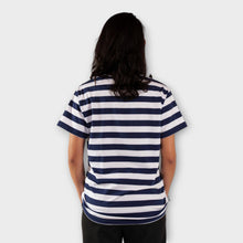 Cargar imagen en el visor de la galería, Camiseta de Rayas Azules y Blancas para Mujer (Espalda)
