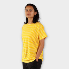 Cargar imagen en el visor de la galería, Camiseta Amarilla de Rayas Blancas para mujer de lado
