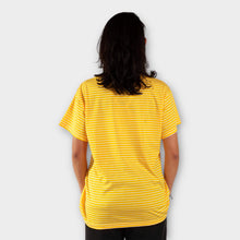 Cargar imagen en el visor de la galería, Camiseta Amarilla de Rayas Blancas para mujer de espalda
