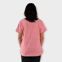 Cargar imagen en el visor de la galería, Camiseta de Rayas Rojas y Blancas para hombre de espalda
